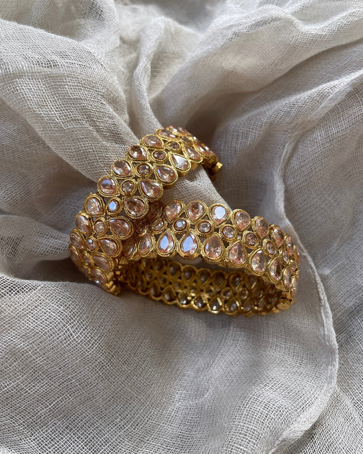 Armbanden met lichtroze steentjes