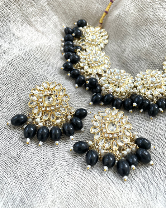 Goudkleurige sieradenset met zwarte details