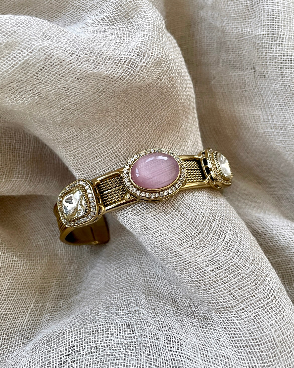 Gold colored bracelet - pink