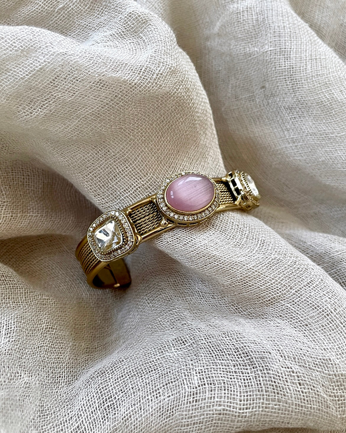 Gold colored bracelet - pink