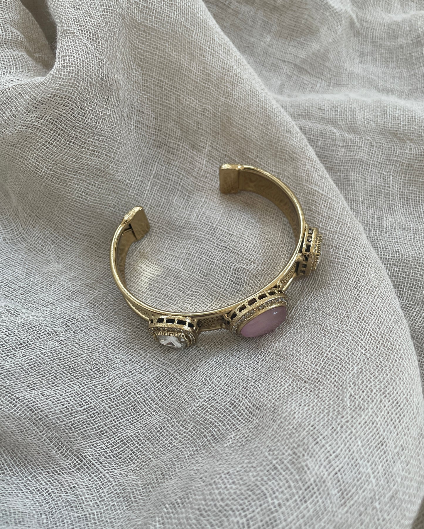 Gold colored bracelet - pink