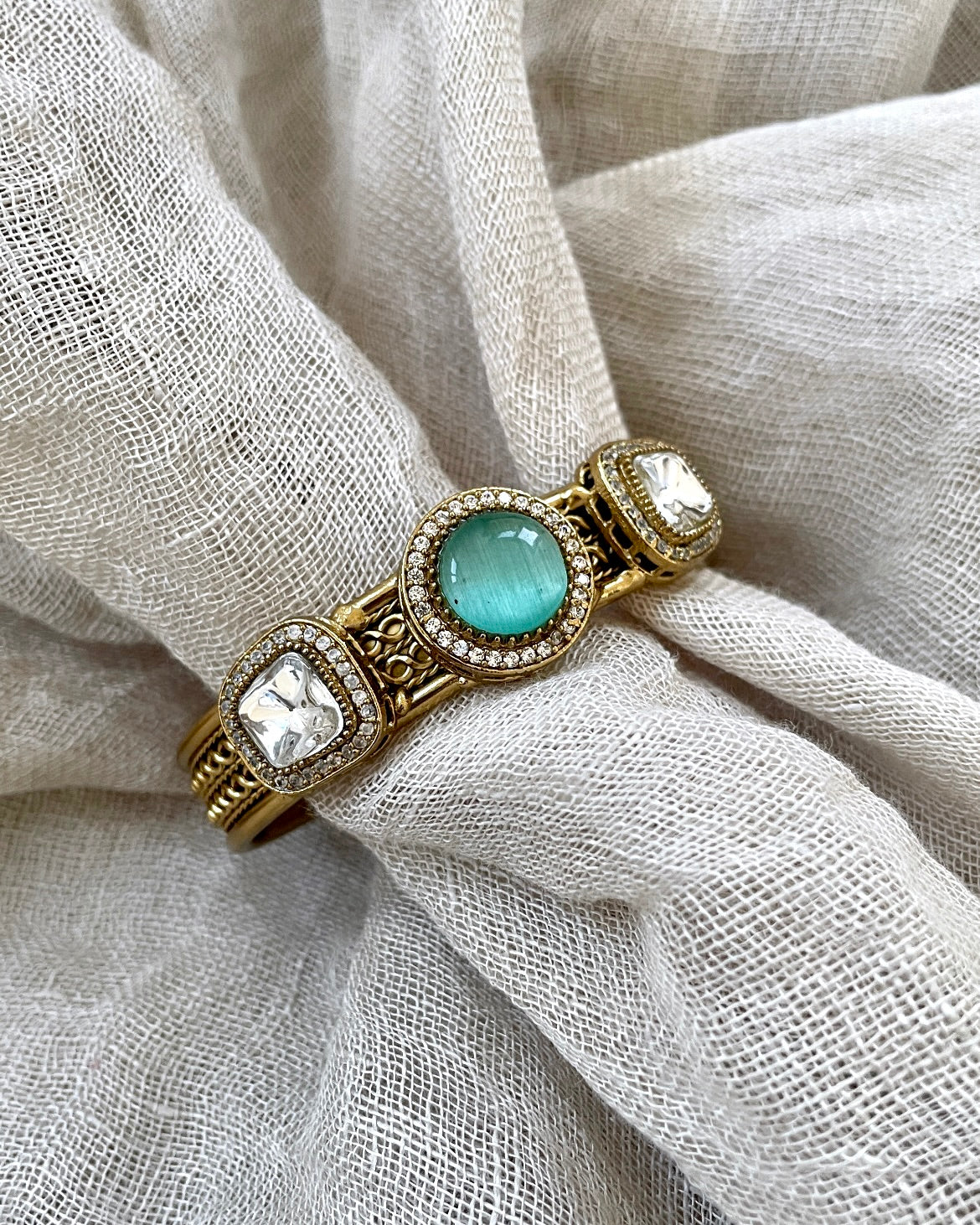 Gold colored bracelet - turquoise