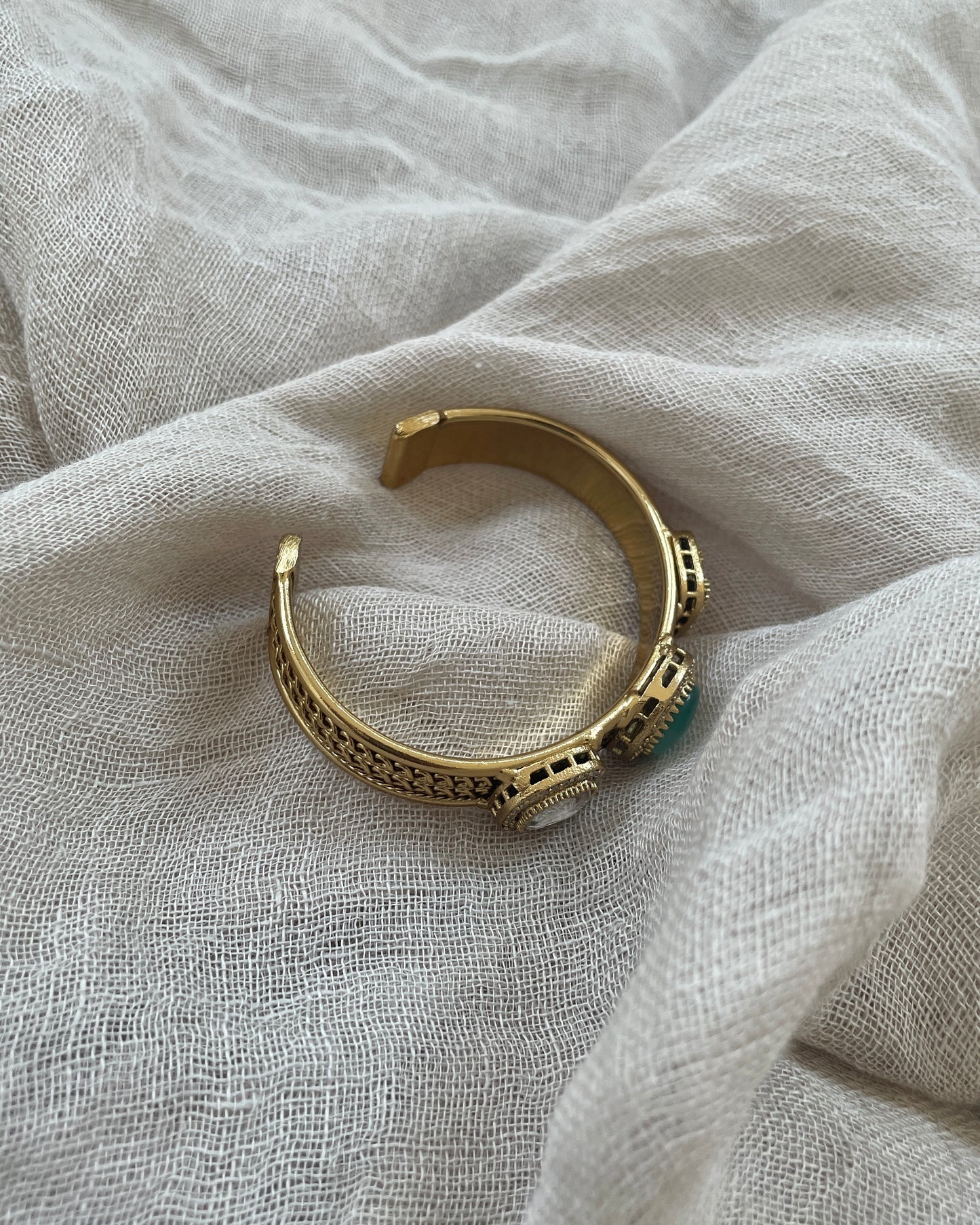 Gold colored bracelet - turquoise