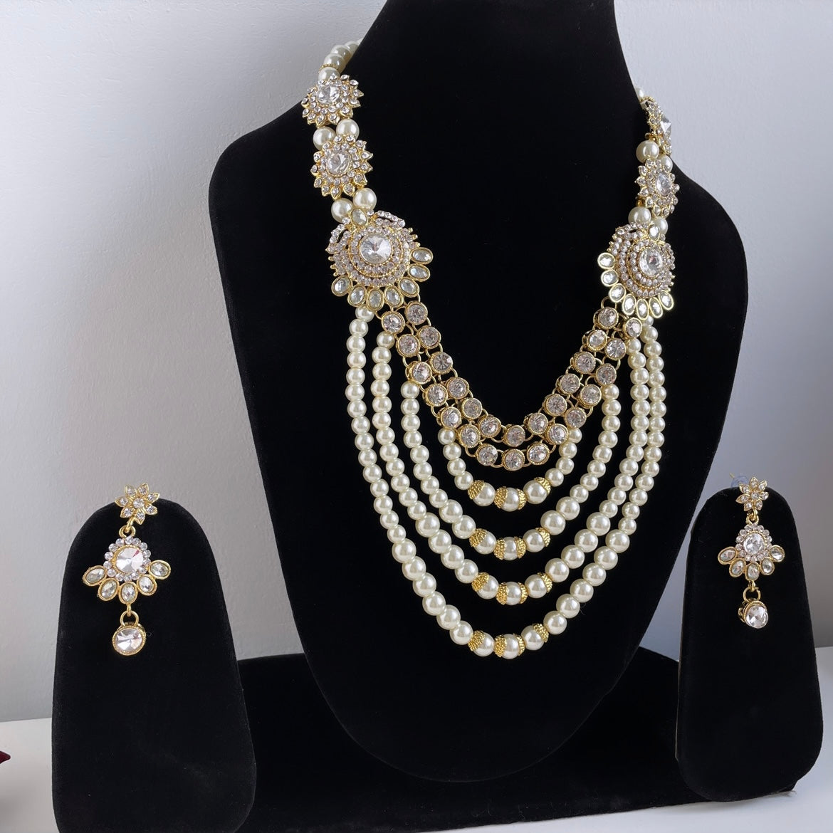 Gold-colored jewelry set with pearls