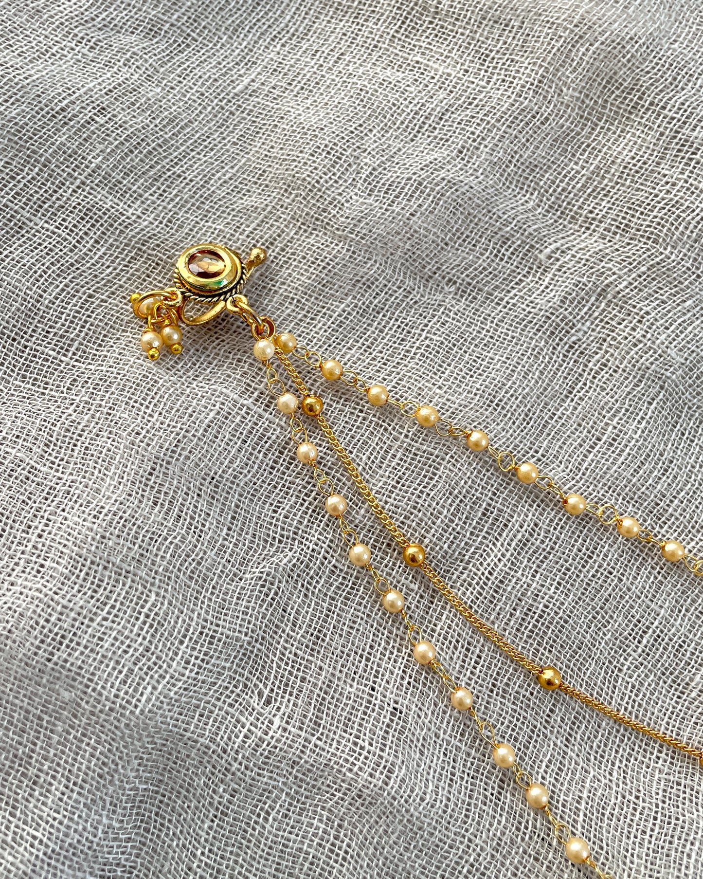 Goudkleurig neusclipje met kettinkjes