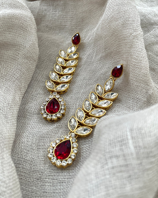 Statement oorbellen met bordeauxrode stenen