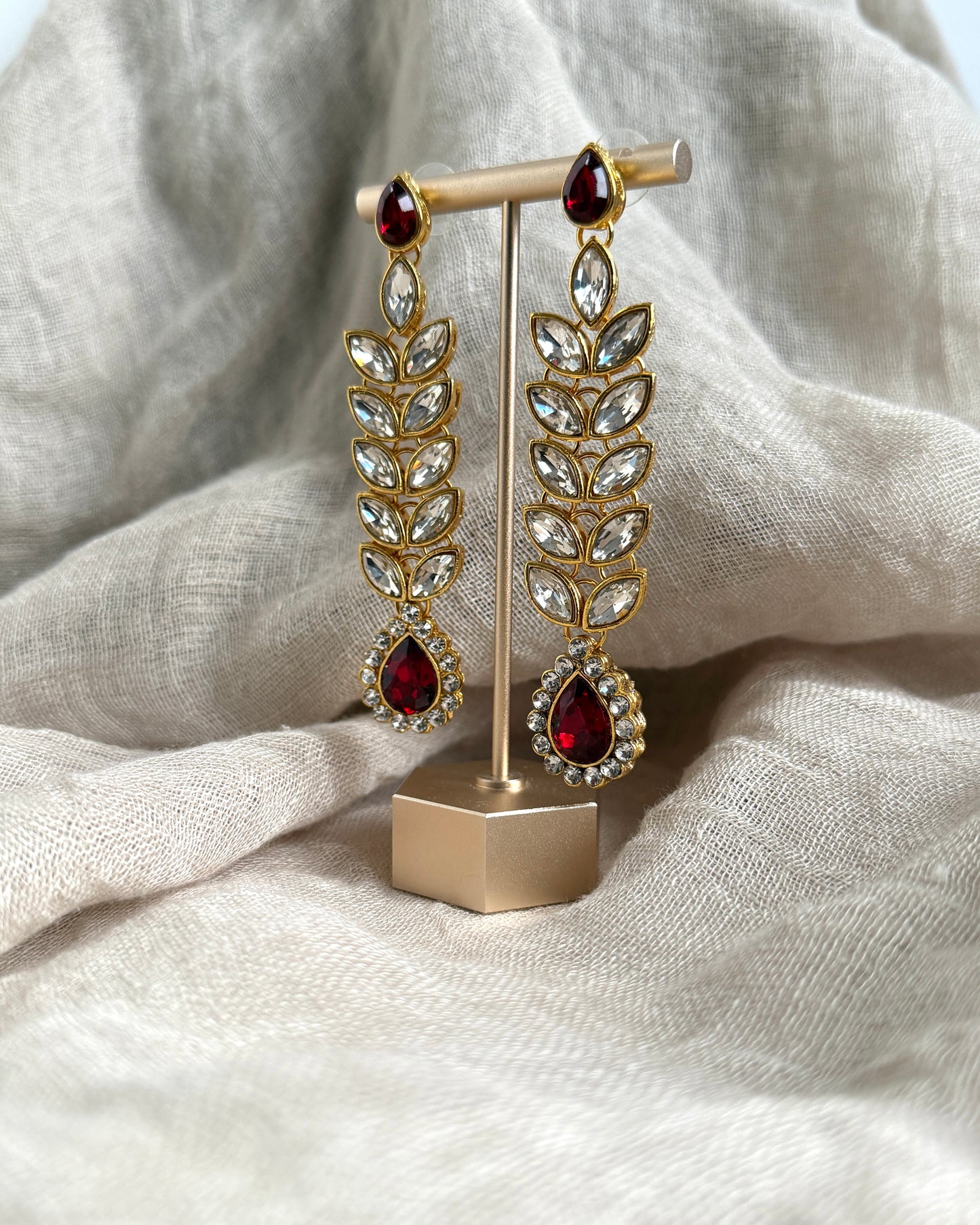 Statement oorbellen met bordeauxrode stenen