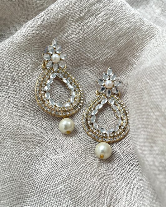 Goudkleurige oorbellen met steentjes en parels