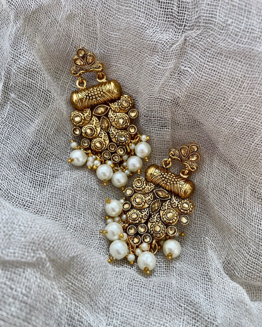 Goudkleurige oorbellen met parels