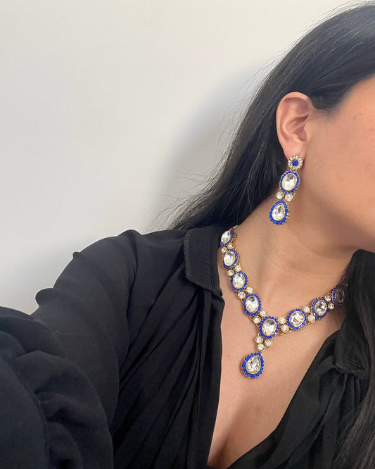 Goudkleurige sieradenset met donkerblauwe details