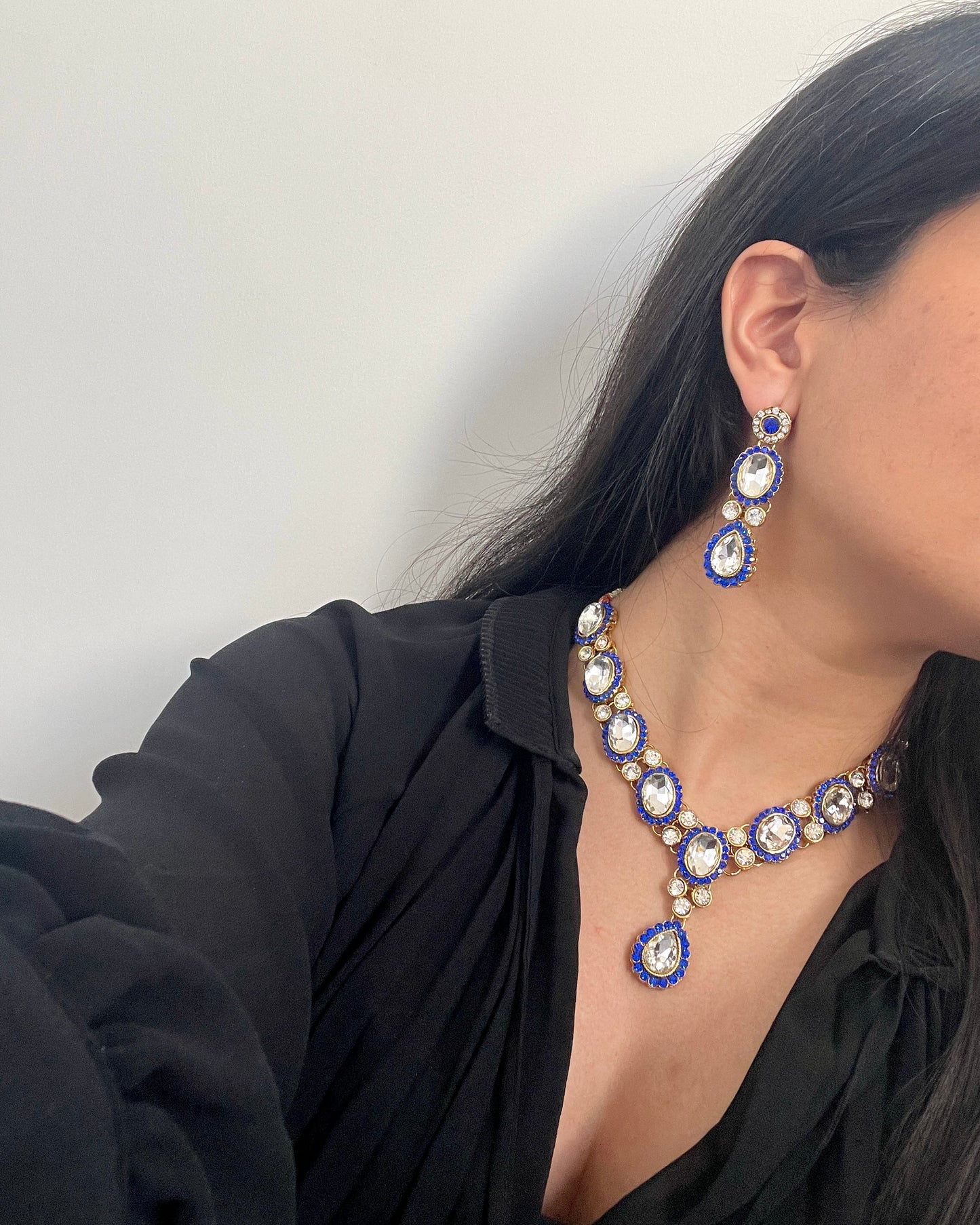 Goudkleurige sieradenset met donkerblauwe details