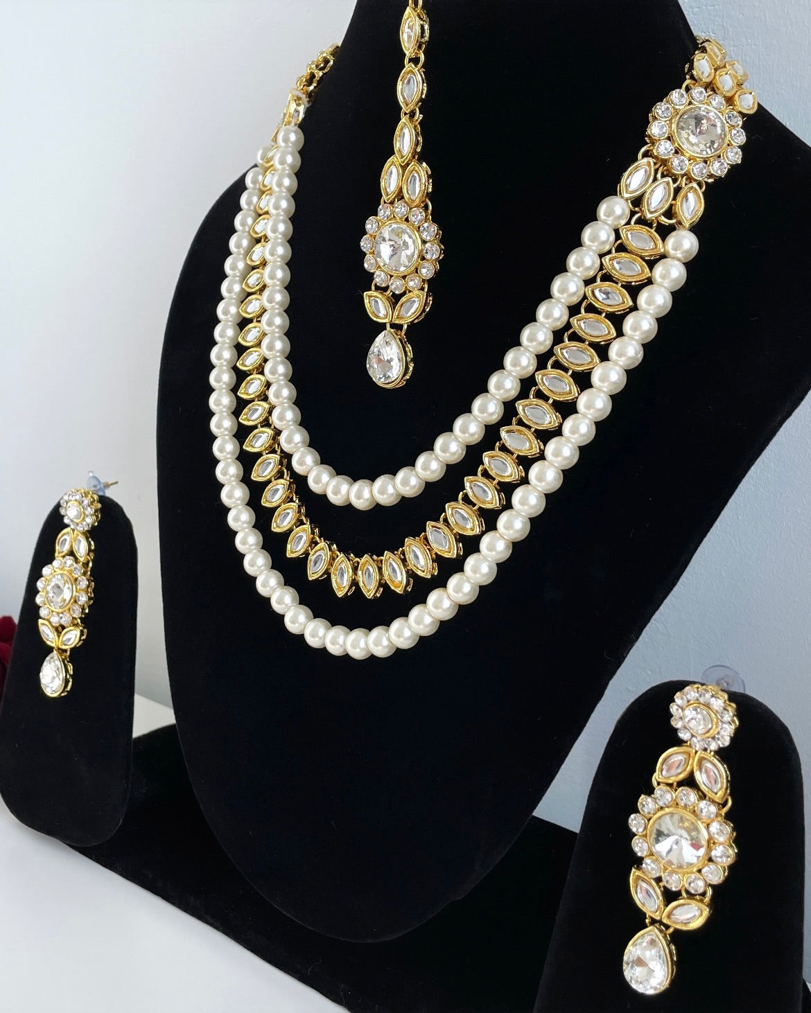 Goudkleurige sieradenset met ronde stenen en parels