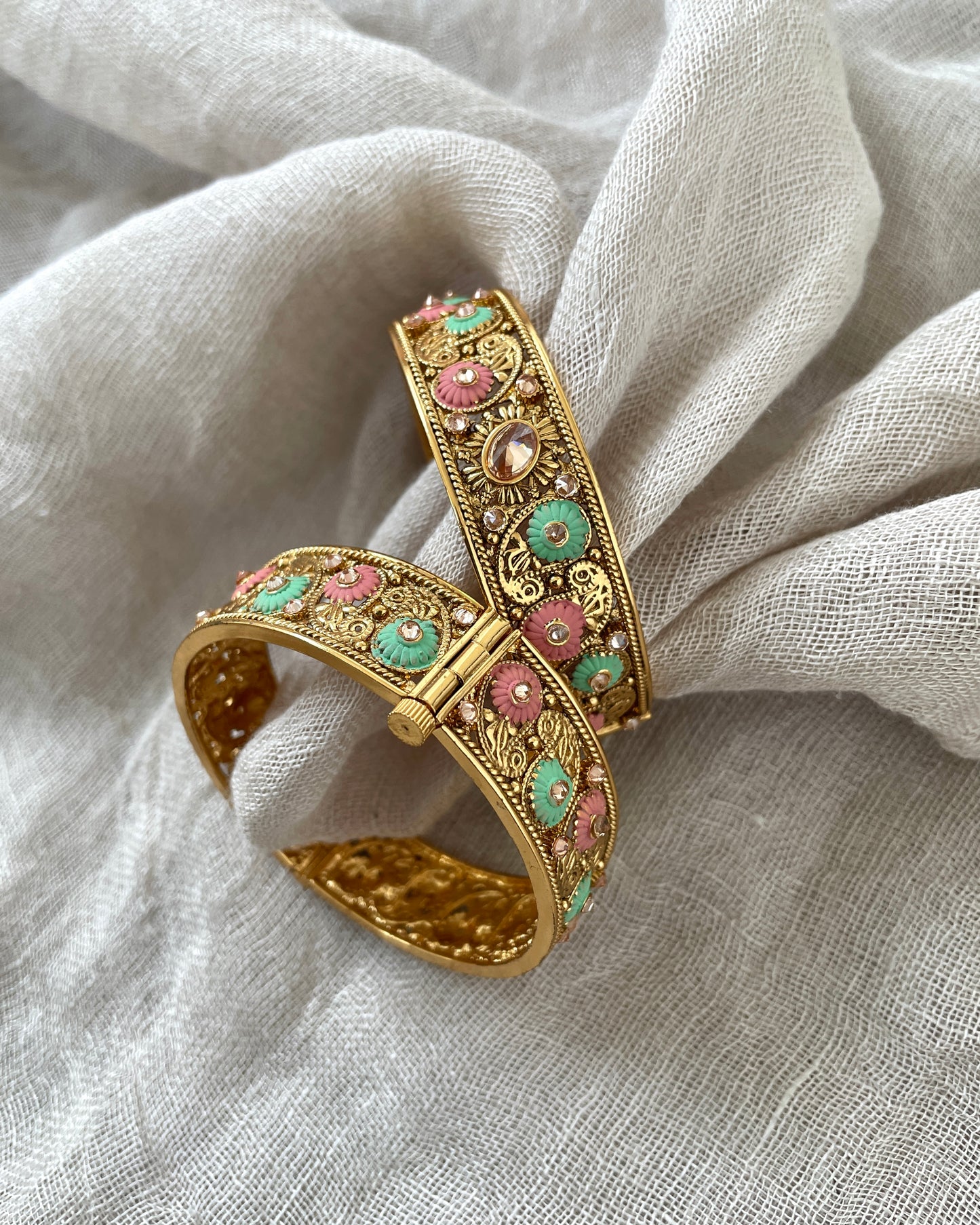 Armbanden met groene en roze details