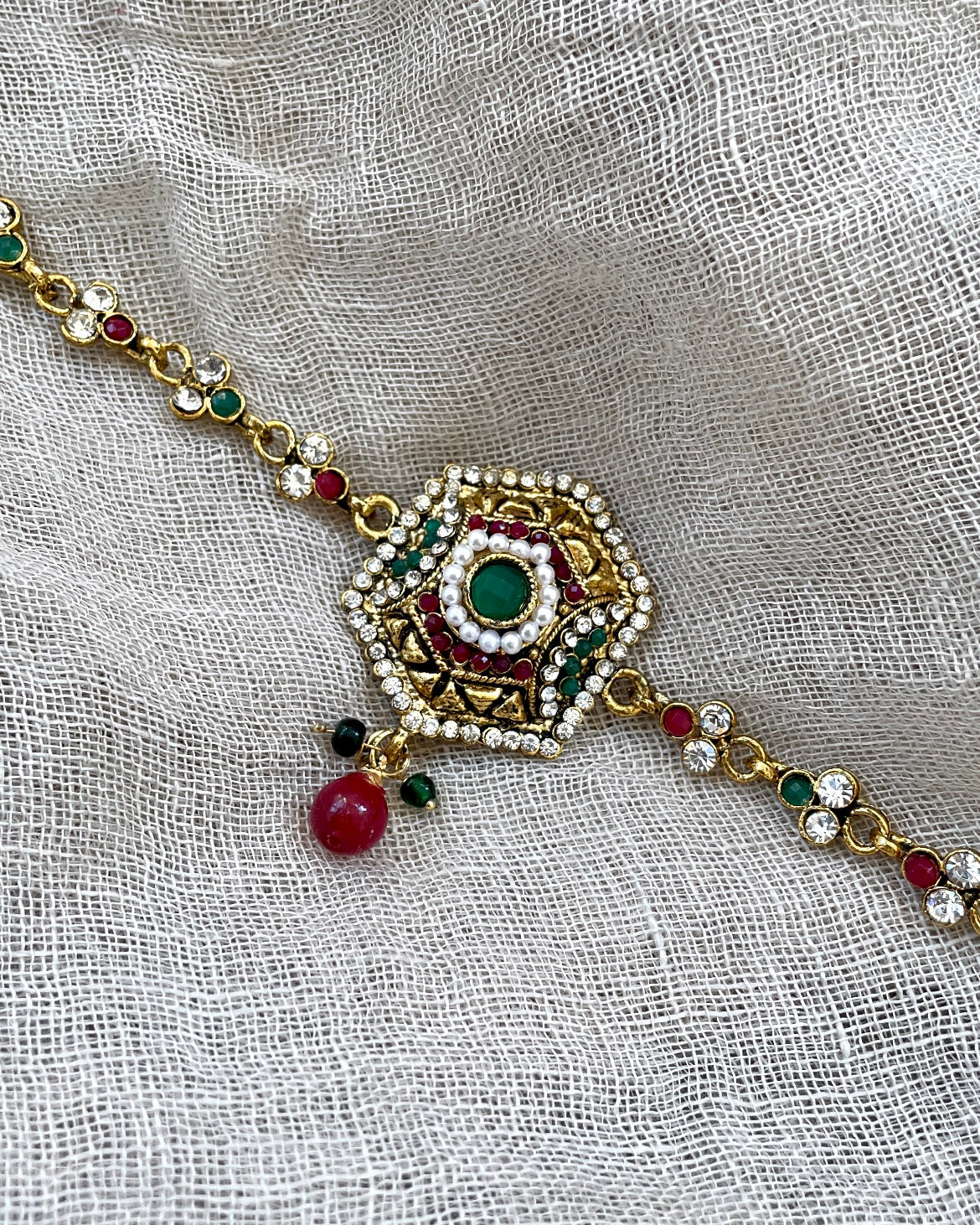 Bajuband met gekleurde details en parels