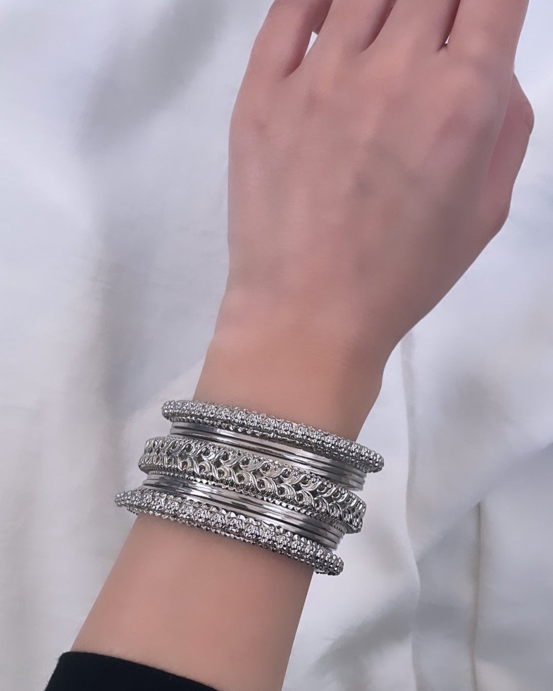 Zilverkleurige armbanden