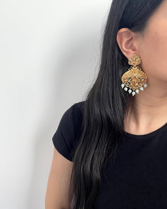 Goudkleurige oorbellen met lichtgrijze kralen