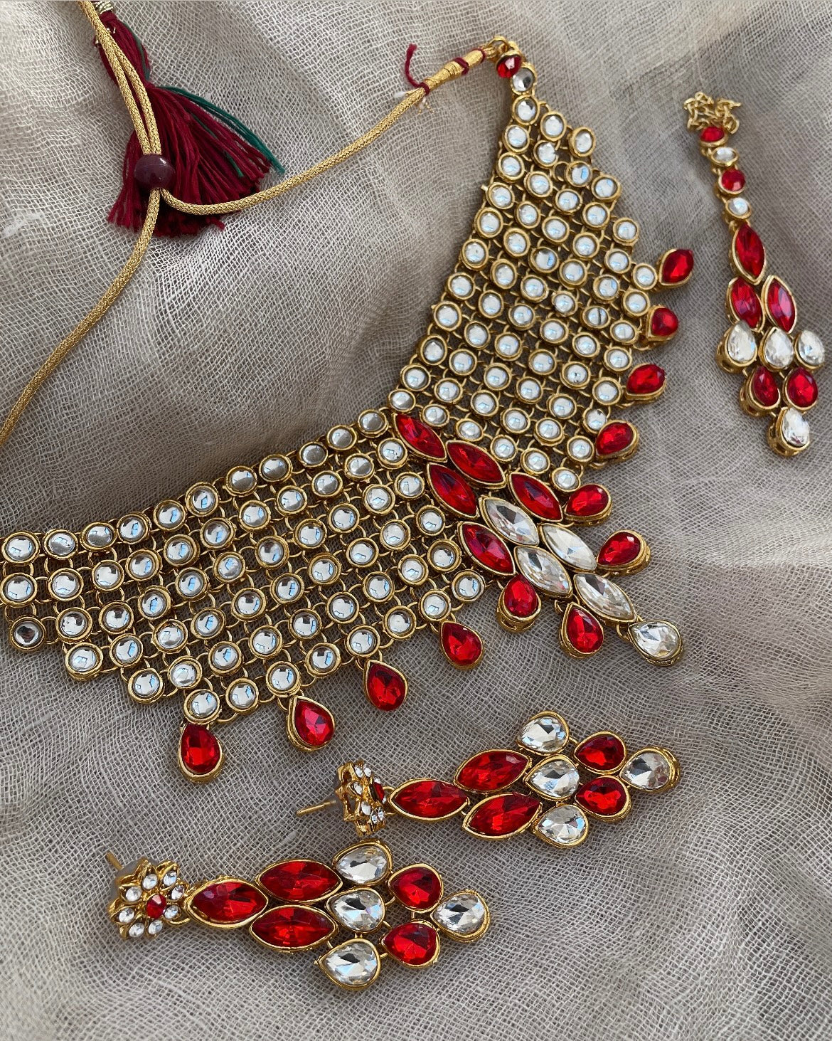 Goudkleurige sieradenset met rode kristalstenen
