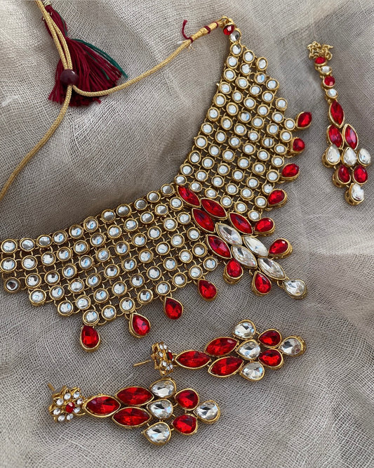 Goudkleurige sieradenset met rode kristalstenen
