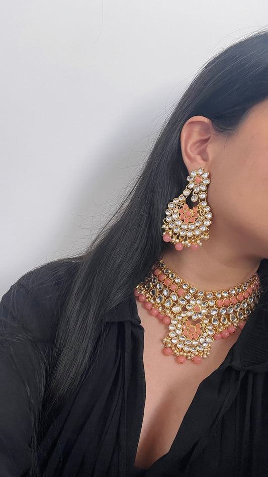 Goudkleurige sieradenset met roze stenen