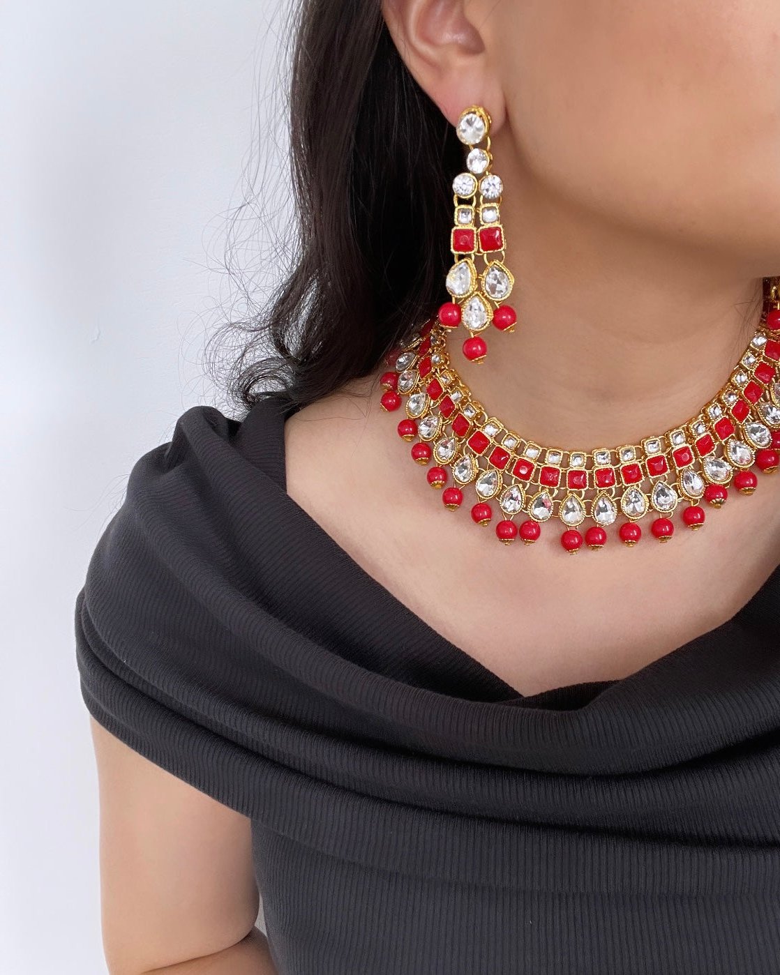 Goudkleurige sieradenset met rode stenen