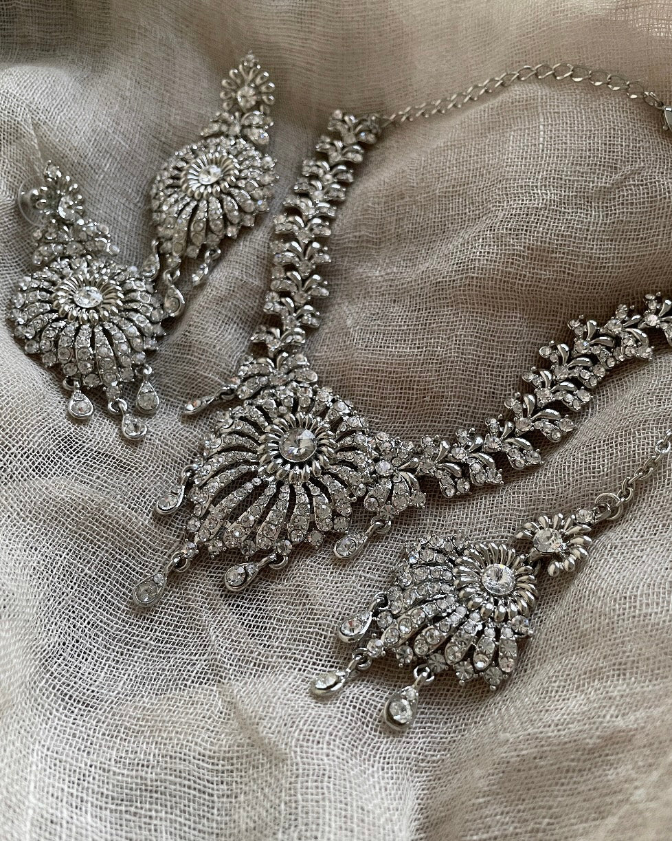 Silver colored jewelry set