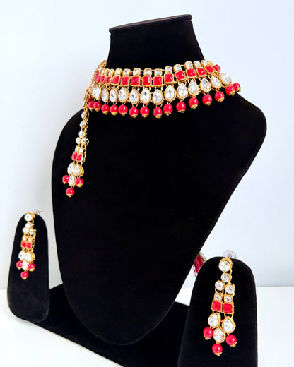 Goudkleurige sieradenset met rode stenen