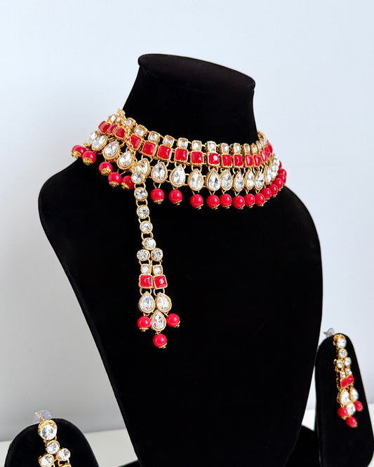 Goudkleurige sieradenset met rode stenen