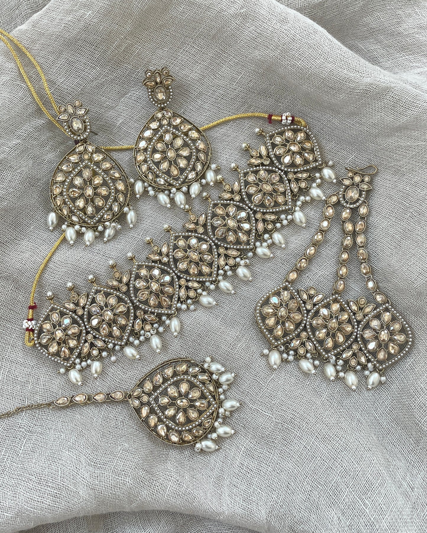 Goudkleurige sieradenset met verfijnde details