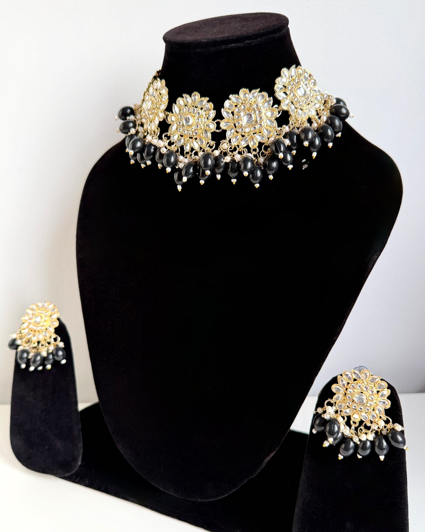 Goudkleurige sieradenset met zwarte details