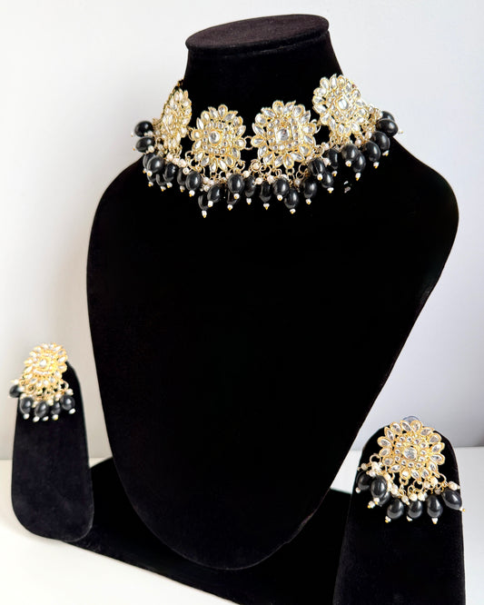 Goudkleurige sieradenset met zwarte details