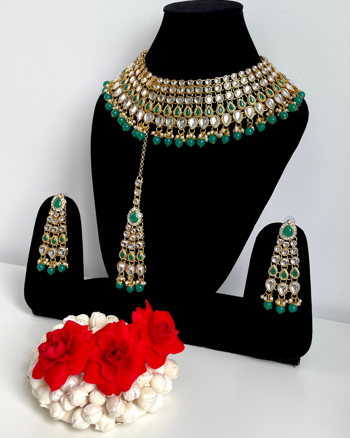 Goudkleurige sieradenset met groene afwerking