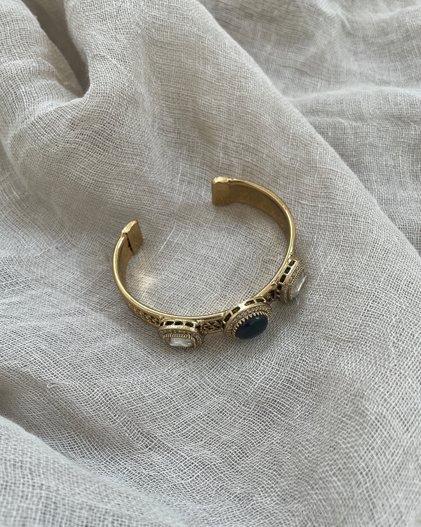 Gold colored bracelet - black