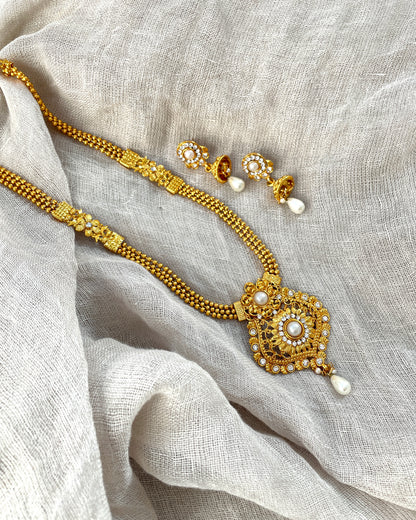 Gold-colored jewelry set with pearls