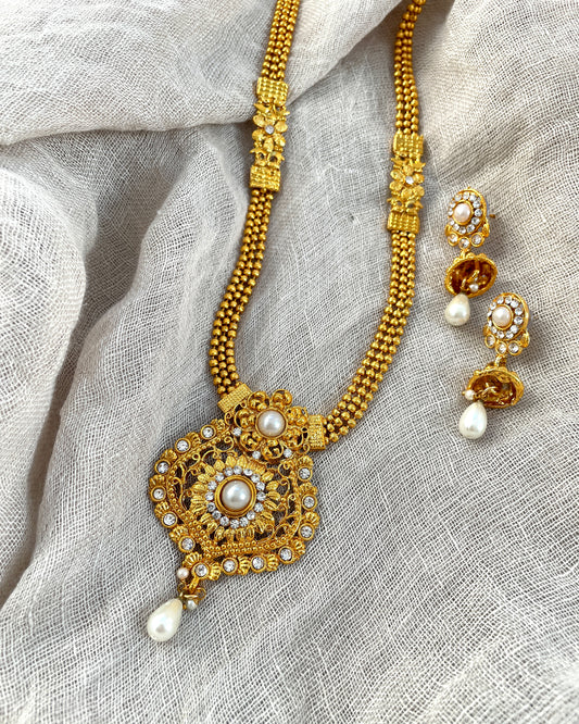 Gold-colored jewelry set with pearls
