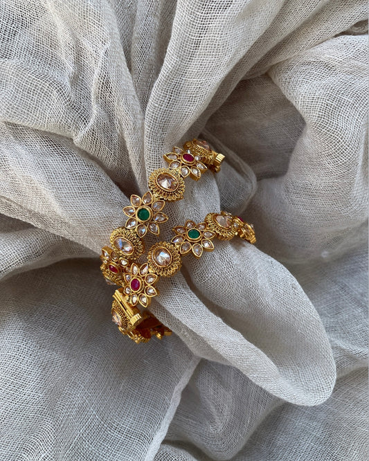 Armbanden met bloemvormen