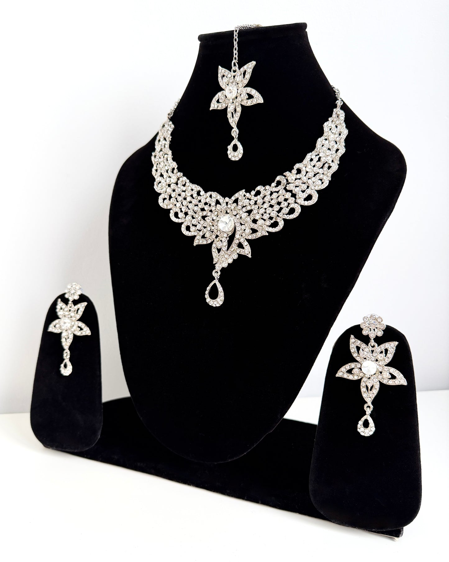 Zilverkleurige sieradenset bloem