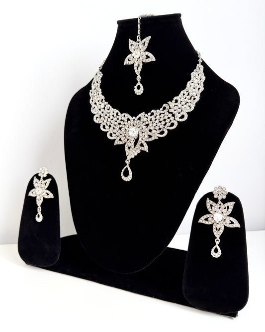 Zilverkleurige sieradenset bloem