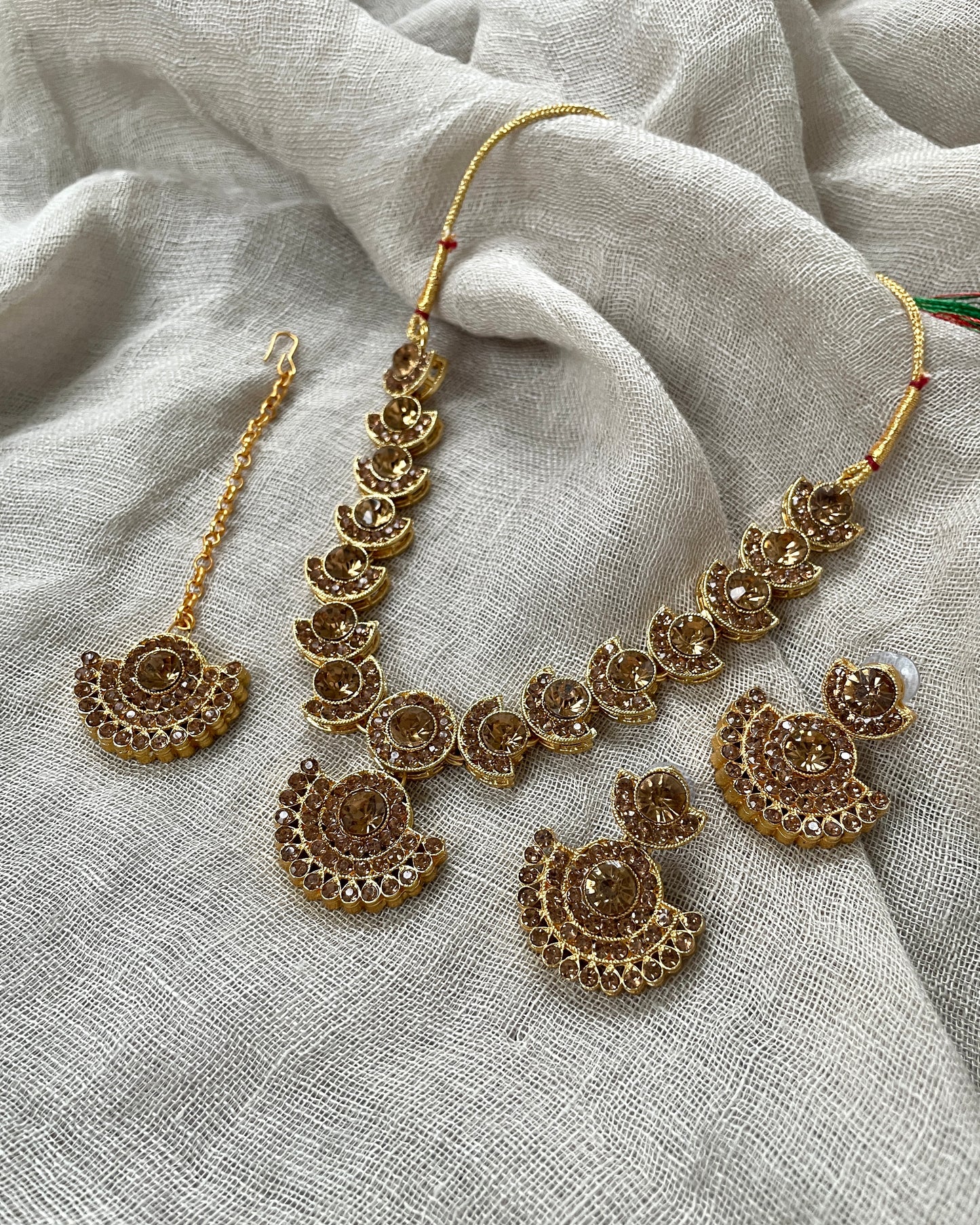 Jewelry set with bronze colored stones
