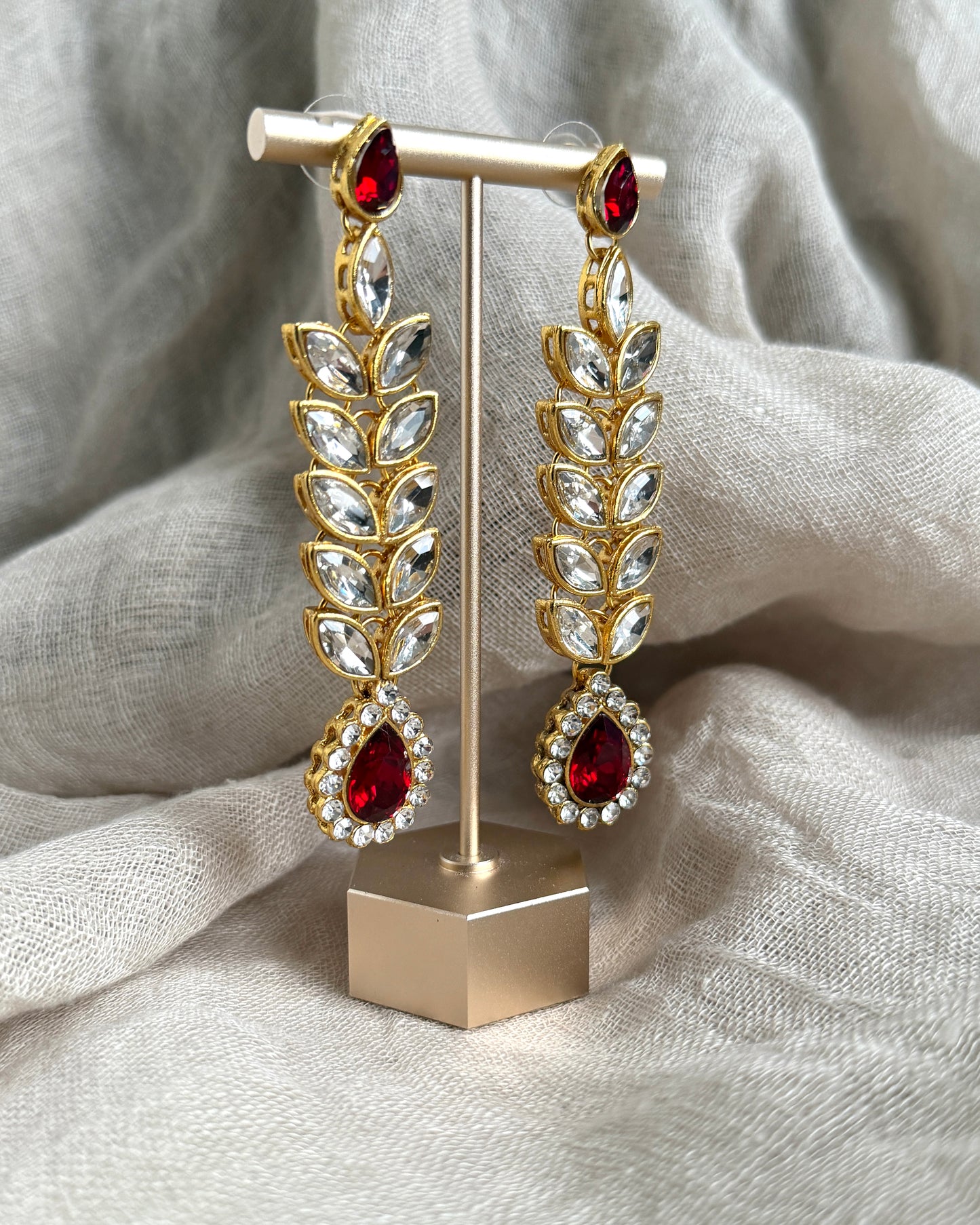 Statement oorbellen met bordeauxrode stenen