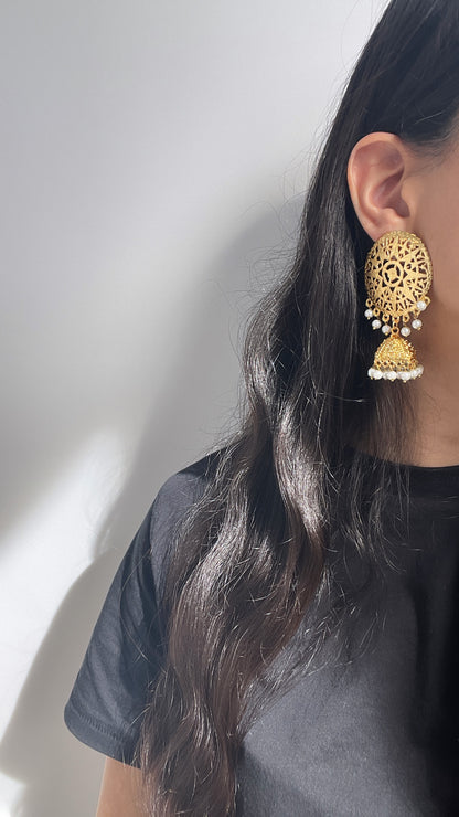 Goudkleurige statement jhumka