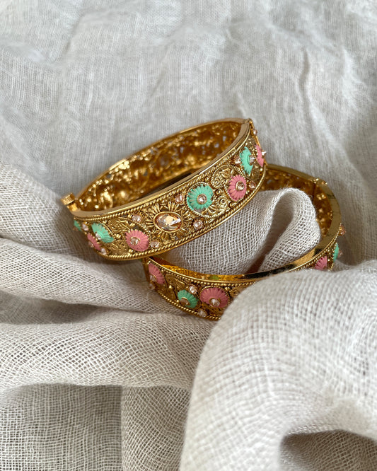 Armbanden met groene en roze details