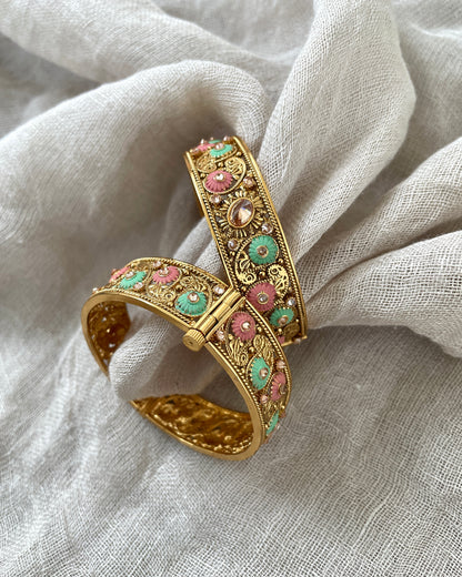 Armbanden met groene en roze details