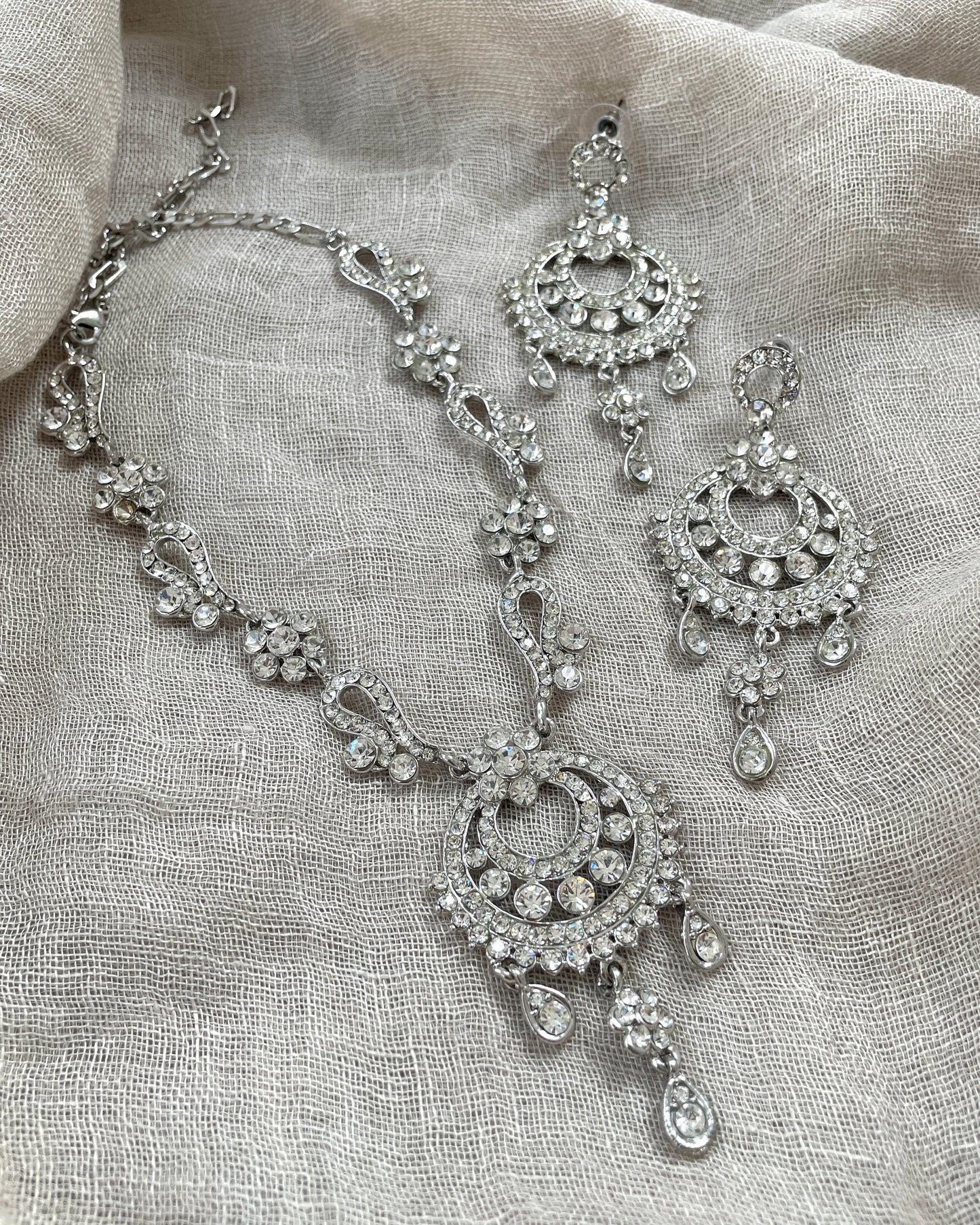 Silver colored jewelry set with chandbalis