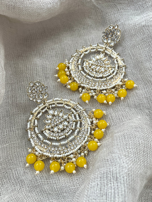 Goudkleurige chandbali met gele kralen