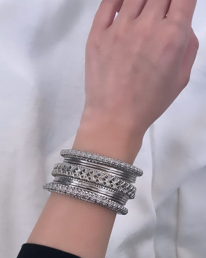 Zilverkleurige armbanden