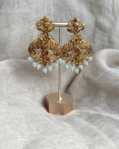 Goudkleurige oorbellen met lichtgrijze kralen